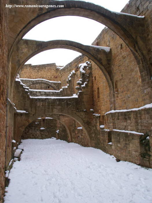 INTERIOR DE PABELLONES HACIA LOS PIES